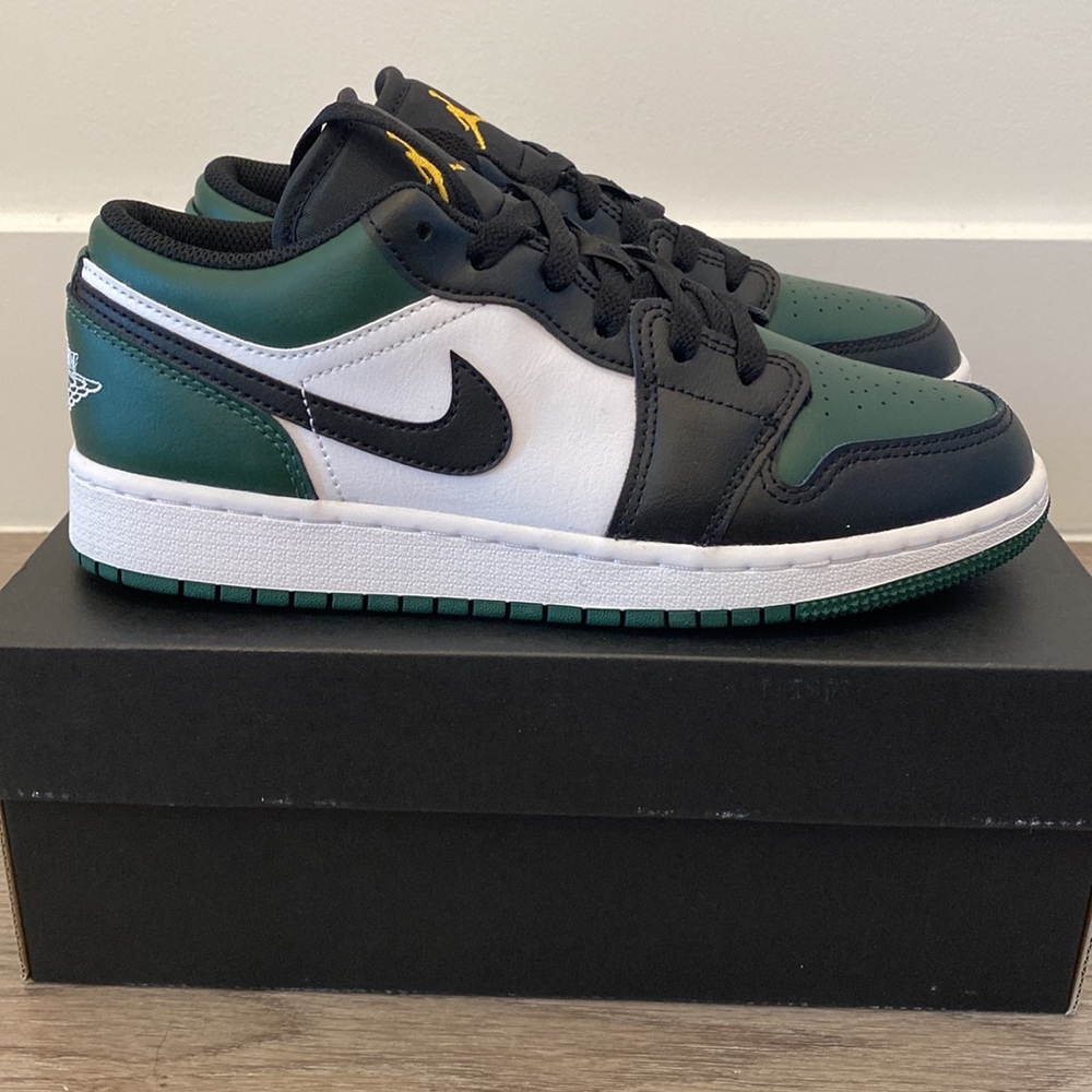 NEW Air Jordan 1 Low Size 6 Womens in Noble Green/Pollen White Black